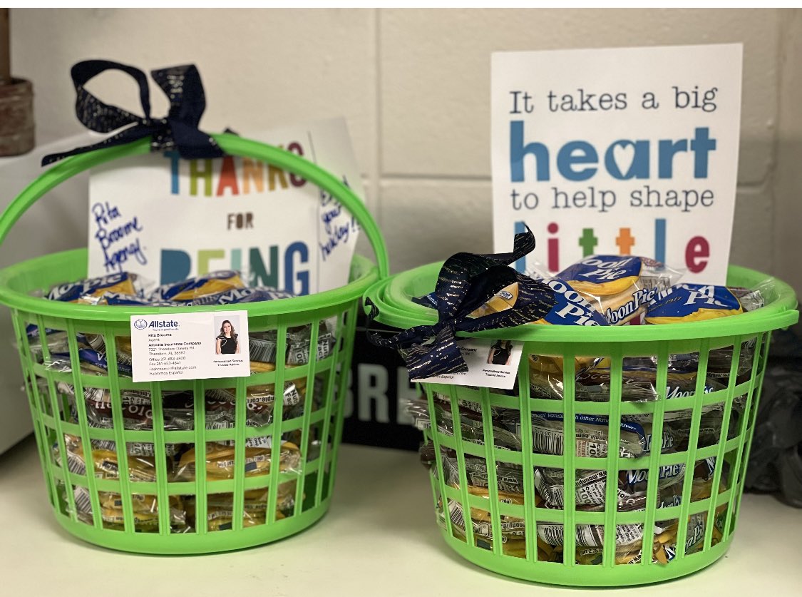CastlenElem's tweet photo. Thank you to Allstate Insurance for helping us move a little closer to Mardi Gras break with delicious moon pies today! 🎭 We appreciate our community stakeholders! 💙@MobilePublicSch #castlencubs https://t.co/o5JexmwbYq