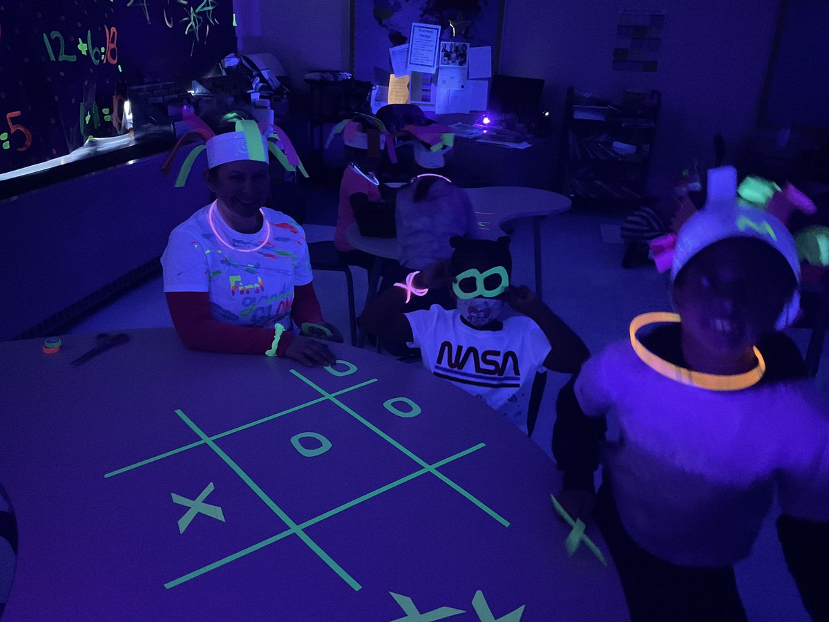 _hase1's tweet photo. We had so much fun playing glow games today! #lane126 https://t.co/18lVHGCOhH