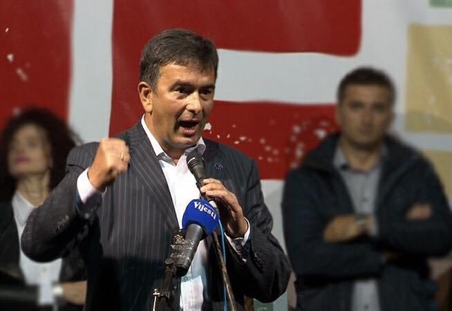 NebojsaMedojevi's tweet photo. Ubili ste medjunarodno pravo 1999 godine kada ste ubijali moju zemlju. Sad se dzaba pozivate na medjunarodno pravo. Mrtvo je. Vi ste ga ubili!!! Ostala je samo sila!!! Neka nam je Bog u pomoć!!! https://t.co/QmgHmBfrOO