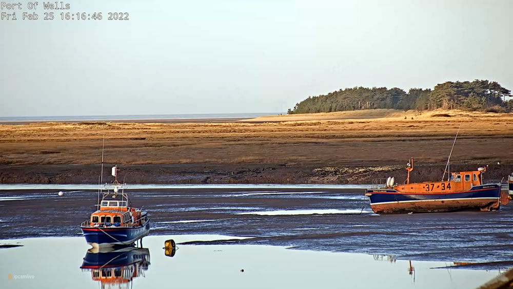 webcamsmap's tweet photo. Calm water and blue skies this afternoon at #PortofWells in north #Norfolk.
Always a good #seacam to visit especially as there are three retired @RNLI lifeboats at anchor in the harbour. https://t.co/yN8XiDYc3k