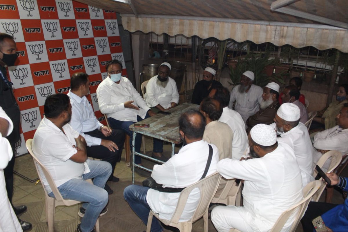 ShelarAshish's tweet photo. Met the residents from Ward number 105- Nargis Dutt Nagar of my Bandra constituency, got to know their problems and promised to solve them as soon as possible.
#BandraWest https://t.co/YjWH8vSwUl