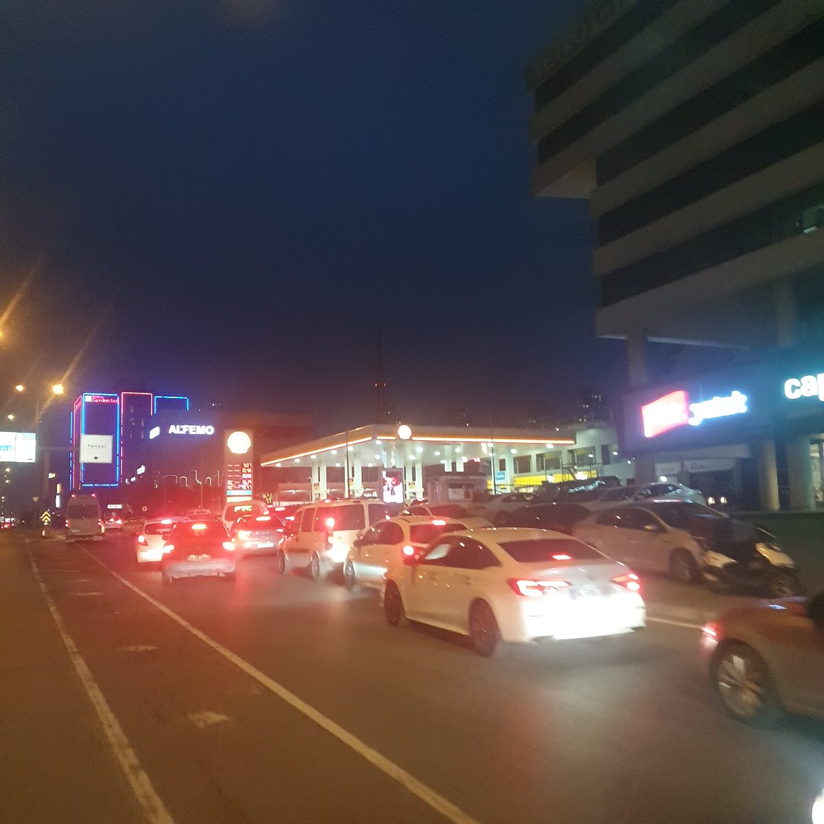 Bxkocamaz's tweet photo. Yanlış anlaşılmasın trafik değil yakıt kuyruğu https://t.co/bbf7Axq9On
