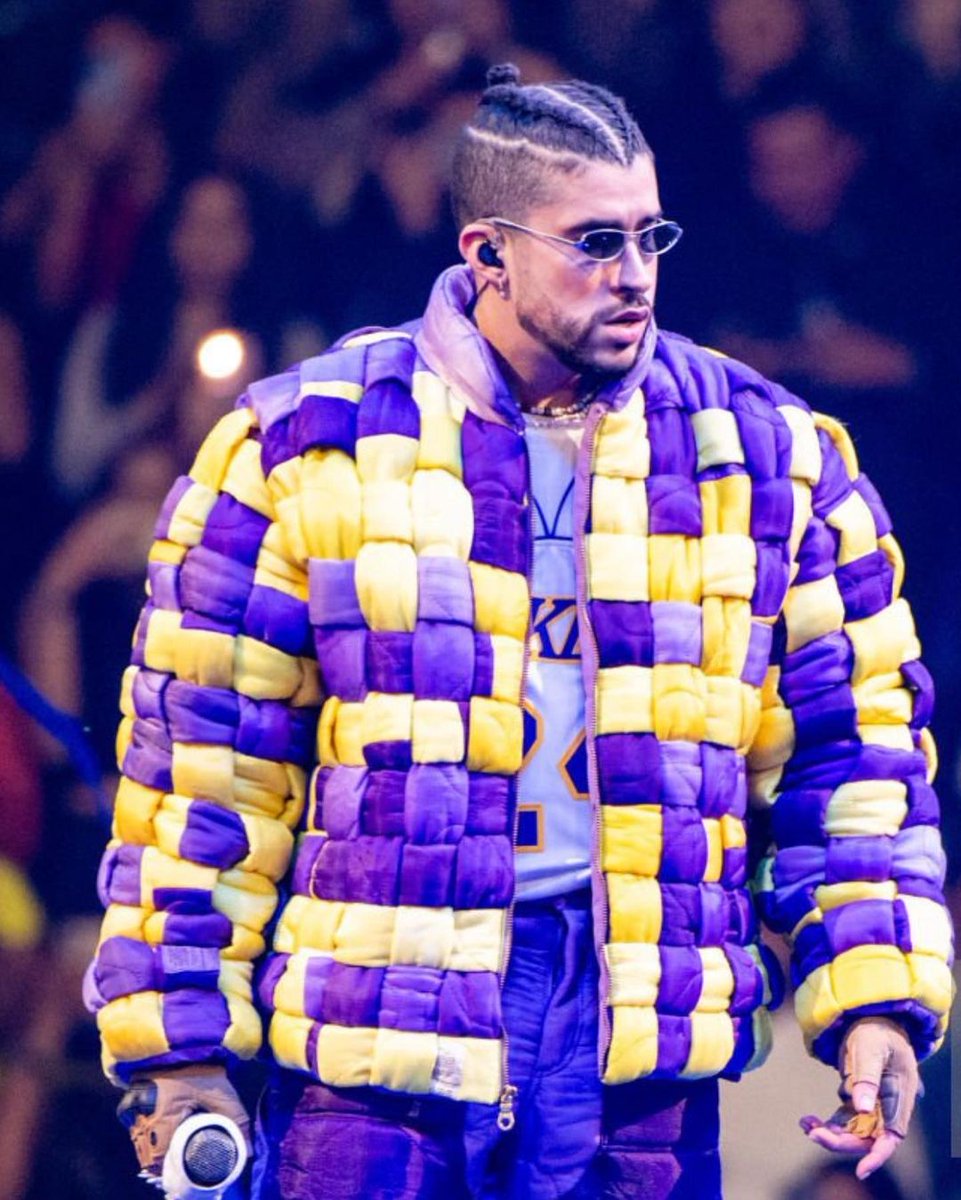benitonewsmx's tweet photo. Bad Bunny anoche en Los Angeles. 💜💛 https://t.co/Q3e9IdAB7l