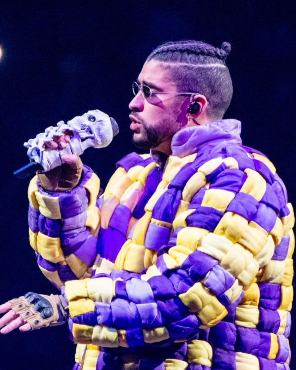 benitonewsmx's tweet photo. Bad Bunny anoche en Los Angeles. 💜💛 https://t.co/Q3e9IdAB7l