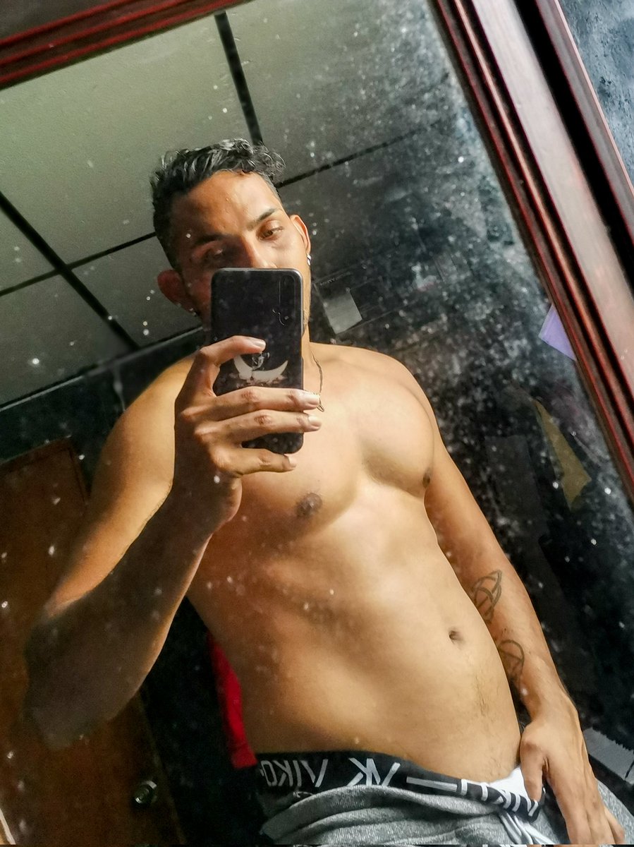 JLeamors's tweet photo. A dos meses del onlyfans https://t.co/pU37HbG6B2