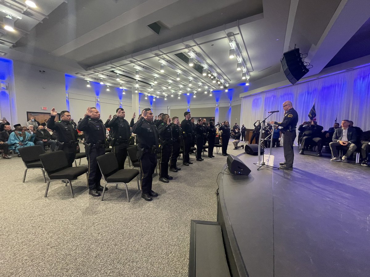 DallasPD's tweet image. The members of @DPDAcadmy #Class378 recite the Oath of Office and they are sworn in by @DPDChiefGarcia.