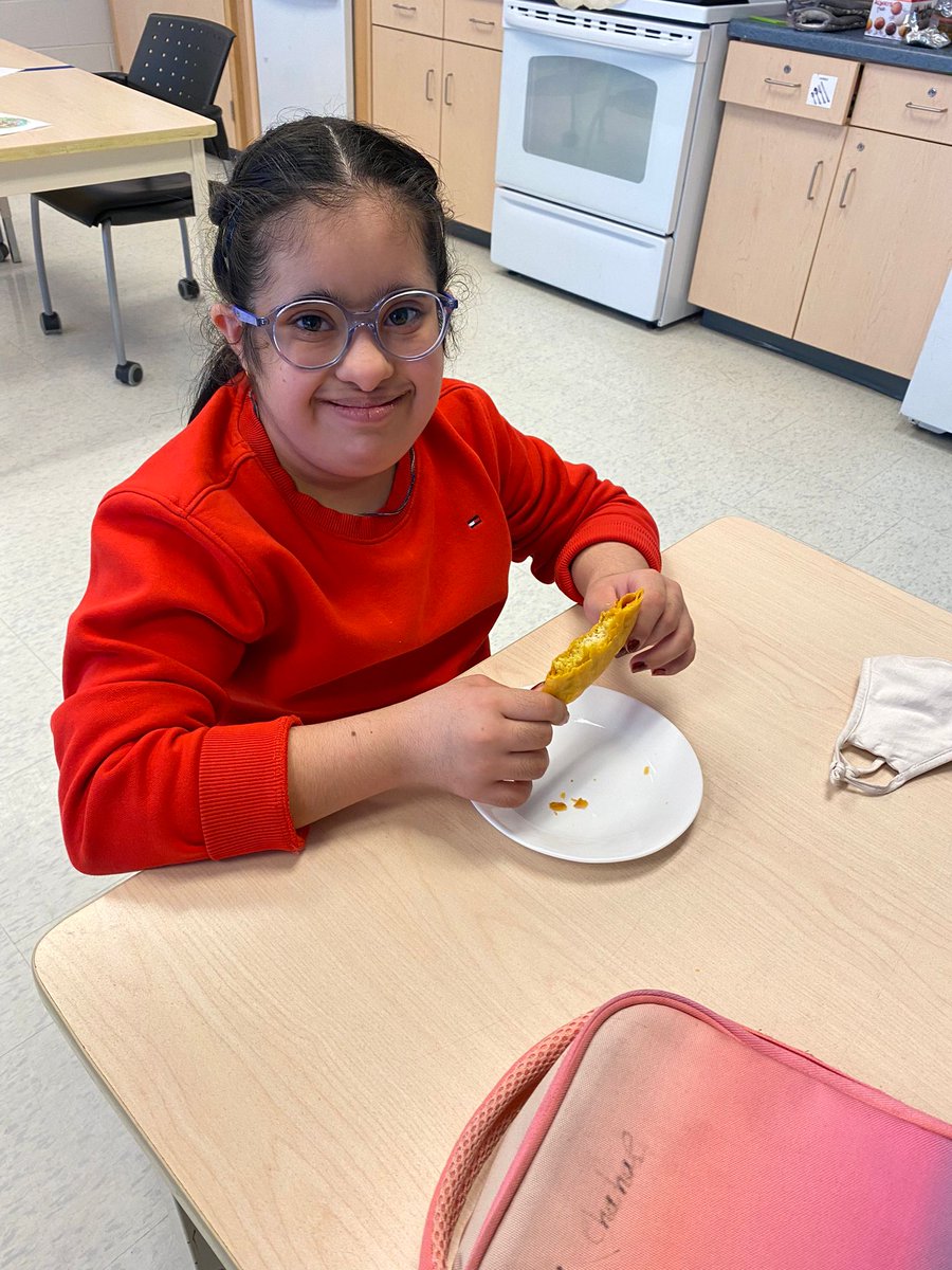 Ms_Manalis's tweet image. Today we explored Jamaican cuisines. We learned how Chicken Patties were made and enjoyed tasting them. They were delicious! #Jamaica #culturalfoods #ddclass #inclusive #diversity #BlackHistoryMonth @PeelSchools @BerylFordPS