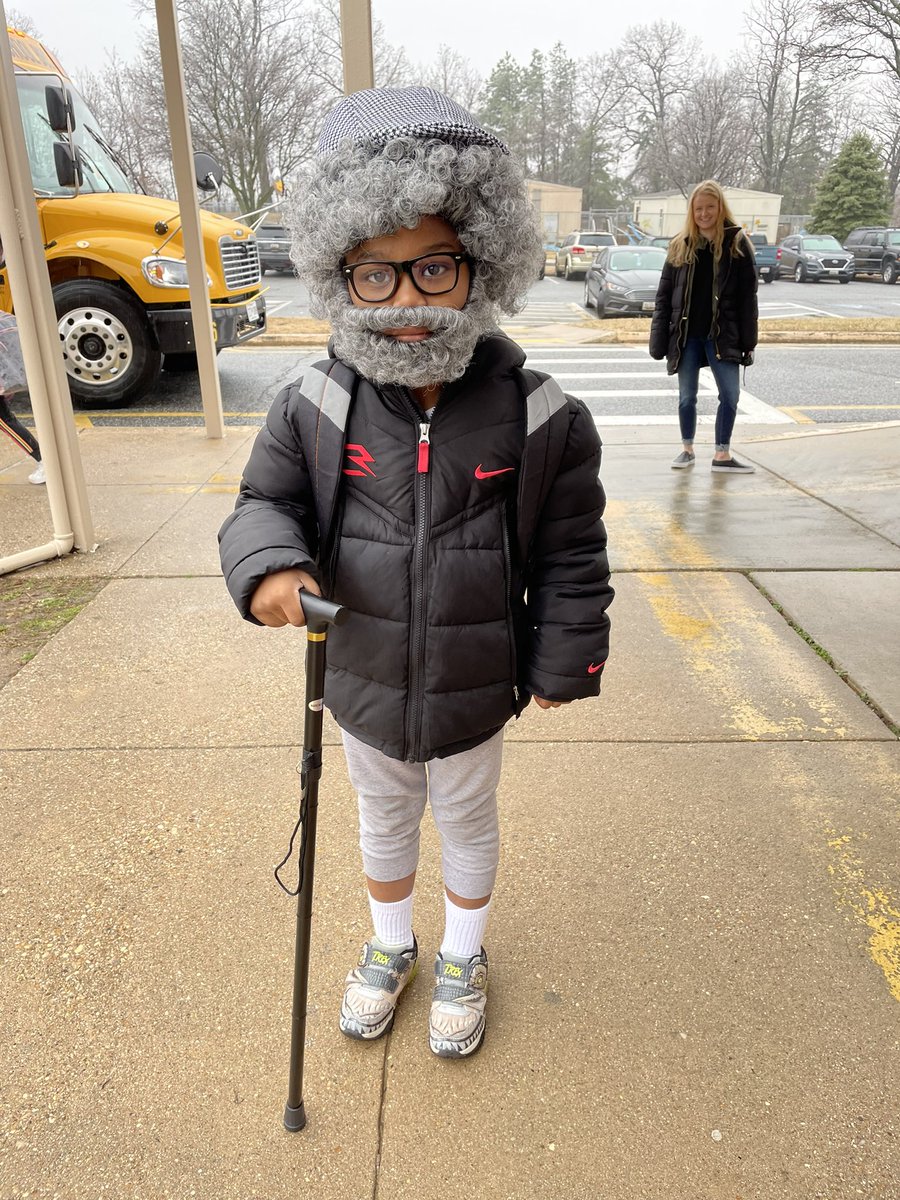 HilltopESAACPS's tweet photo. Happy Friday, Hilltop Stars! Our Kindergartners made it to 100 days in school. Time to celebrate and have some fun! #AACPSAwesome https://t.co/I4KuCnGuMJ
