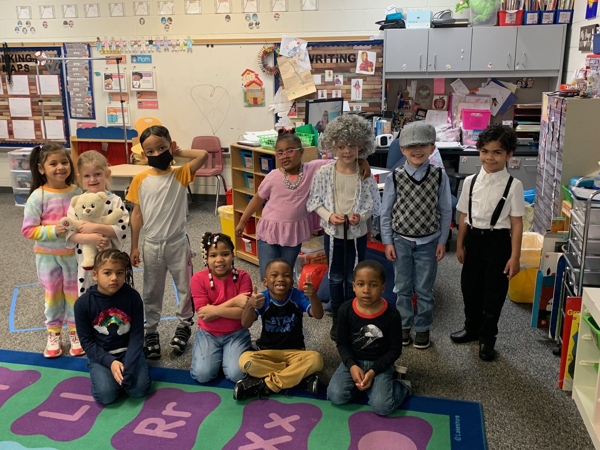 HilltopESAACPS's tweet photo. Happy Friday, Hilltop Stars! Our Kindergartners made it to 100 days in school. Time to celebrate and have some fun! #AACPSAwesome https://t.co/I4KuCnGuMJ