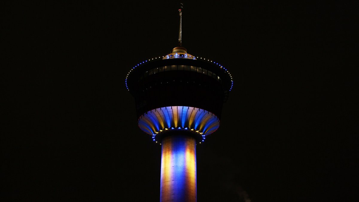 TheCalgaryTower's tweet photo. Tonight we will light up blue and yellow in solidarity with and to show support for the people in Ukraine. https://t.co/k8W4zZRojR