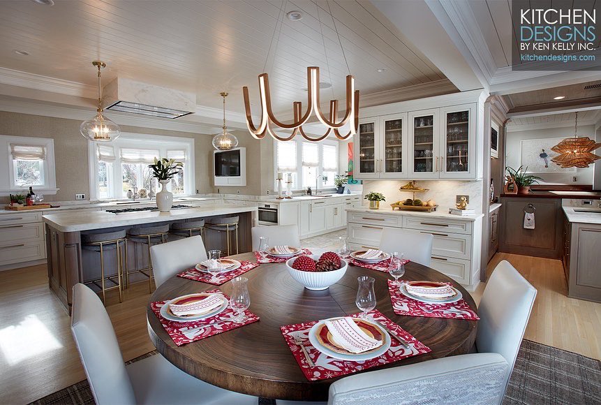 kitchendsns_com's tweet photo. Check out our recent grand-scale kitchen in Huntington Bay, Long Island. It’s a stunner with room for a banquette nook and a custom bar by Kitchen Designs by Ken Kelly. #kitchen #kitchendesign #bar #custombar #luxuryhomes #luxuryliving  https://t.co/XjrhbGQnaN https://t.co/prFG7eqhrF