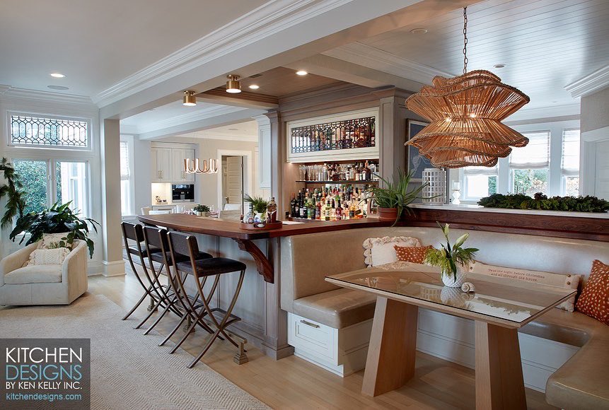 kitchendsns_com's tweet photo. Check out our recent grand-scale kitchen in Huntington Bay, Long Island. It’s a stunner with room for a banquette nook and a custom bar by Kitchen Designs by Ken Kelly. #kitchen #kitchendesign #bar #custombar #luxuryhomes #luxuryliving  https://t.co/XjrhbGQnaN https://t.co/prFG7eqhrF