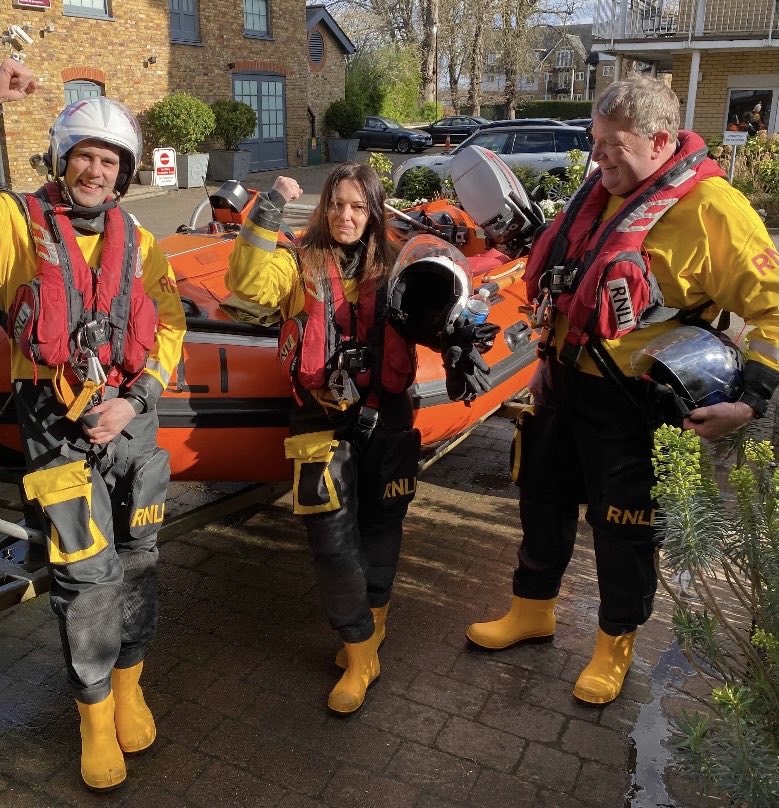 Huge shout-out to Sam ⁦@SamanthaArmata2⁩ who just qualified as a helm at Teddington RNLI Lifeboat Station! And to those who championed her along the way. Awesome achievement. #proudofourcrowd