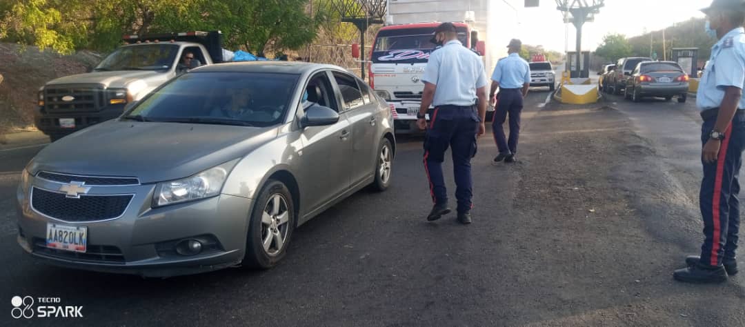 poliguarico15's tweet image. Cumpliendo instrucciones del Gobernador @josemvasquez y del G/D Miguel A. Urrieta M. Director de @poliguarico15 funcionarios adscritos al SVP, se encuentran desplegados realizando el chequeo de vehículos y motos que transitan por el Mpio. Ortiz.
#CarnavalesSeguros2022
#CCP2
#SVP