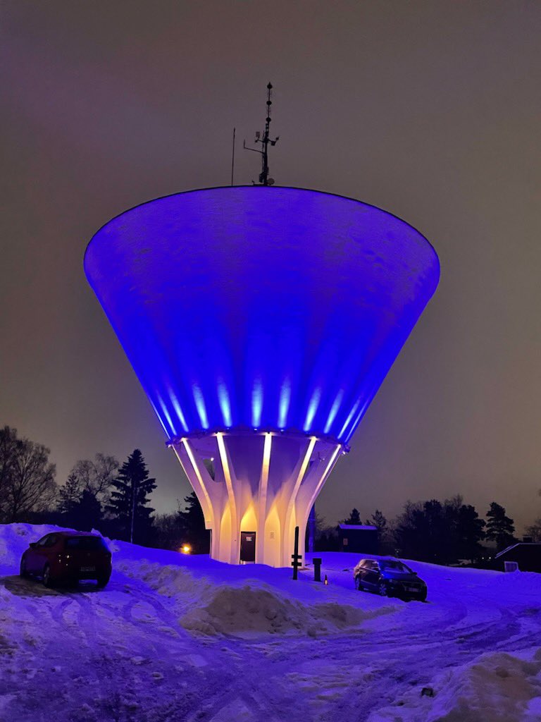 #Borgå stad och Borgå vatten stöder #Ukraina och ukrainare genom att belysa vattentornen med de ukrainska färgerna.