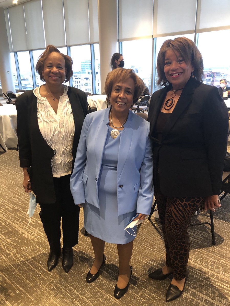 GretchenMHunt's tweet photo. Wow! The energy in this room! Congrats to Judge Clayton for this well deserved honor and thank you to @AliCenter for creating the space for such wonderful connections! #DaughtersofGreatness https://t.co/0uO1xZC9lN