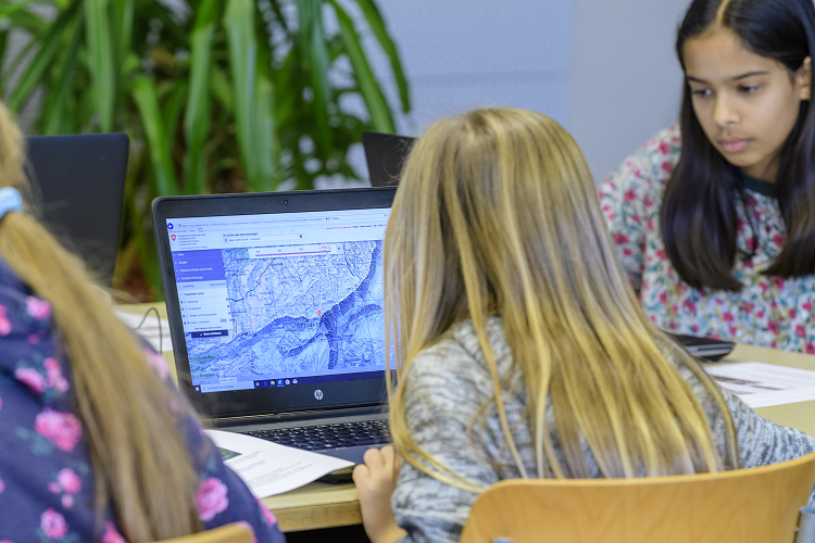 swiss_geoportal's tweet photo. Nicht verpassen, ab 📅Mittwoch 2. bis 30. März: Pop-Up von @swisstopo und @swiss_geoportal in der Schulwarte der @PHBern_ch mit vielen spannenden Unterrichtsideen und -Materialien für die #Primarschule rund um Geoinformationen, Landes- und Themen-🗺️
➡️https://t.co/u7sgijMk60 https://t.co/JS2wS4RndP