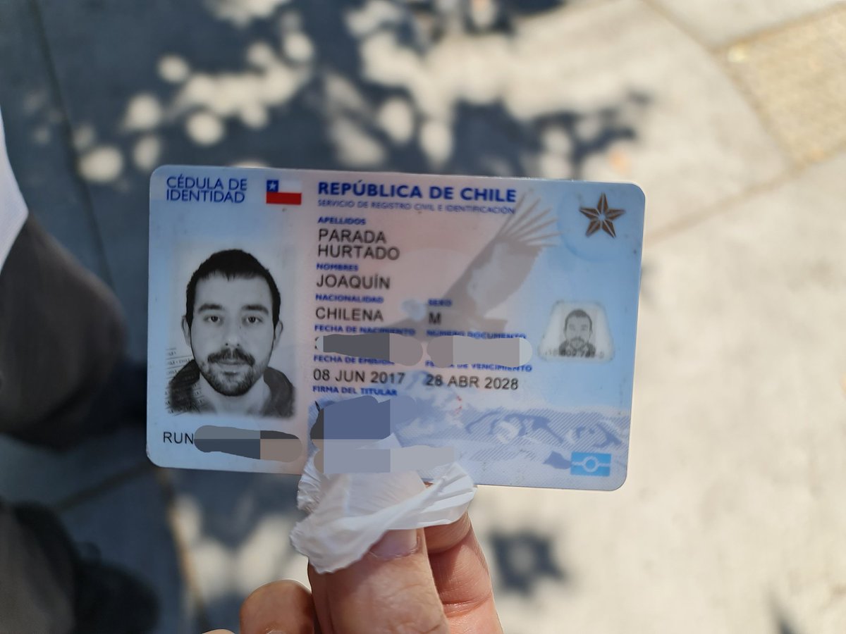 Encontramos este carnet de identidad en Duble Almeyda con Campo de Deportes. Quedó en la farmacia Salcobrand que está en la esquina #ñuñoa #carnetperdido