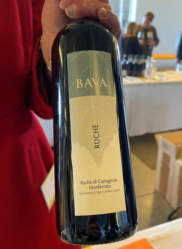 grapelive's tweet photo. @grapelive Wine of the Day: 2019 Bava, Ruchè di Castagnole Monferrato DOCG, Piedmonte, Italy. @SlowFoodUSA #slowwine2022 #slowwine @bavawinery 91 Points "A Piedmonte rarity, Ruchè is a highly aromatic grape capable of making an outstanding red wine." Read:
https://t.co/CEswkfVGgF https://t.co/wpP0dAAktN