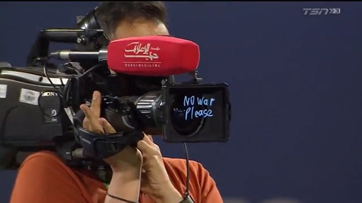 Rublev นักเทนนิสรัสเซีย มือวางอันดับ7 ของโลก เขียนบนกล้องสื่อสารกับชาวโลกว่า "NO WAR PLEASE"
แปลว่า ขอร้องไม่เอาสงคราม 
หลังจากการบุกเข้า #ยูเครน ของรัสเซีย