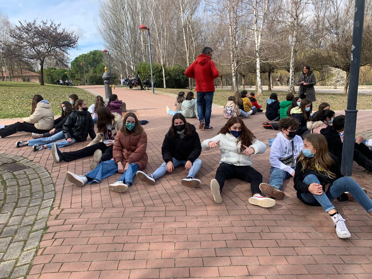 sotilloescolapi's tweet photo. Los de 2.ºESO celebramos el día de #MadrePaula2022 🥳
#SumamosSonrisas en el #parquedelEbro con juegos dinámicos 🏃🏃♀️y algunas más tranquilos 🚶🧎♀️
¡Viva Madre Paula! https://t.co/xnIfA4uwRK