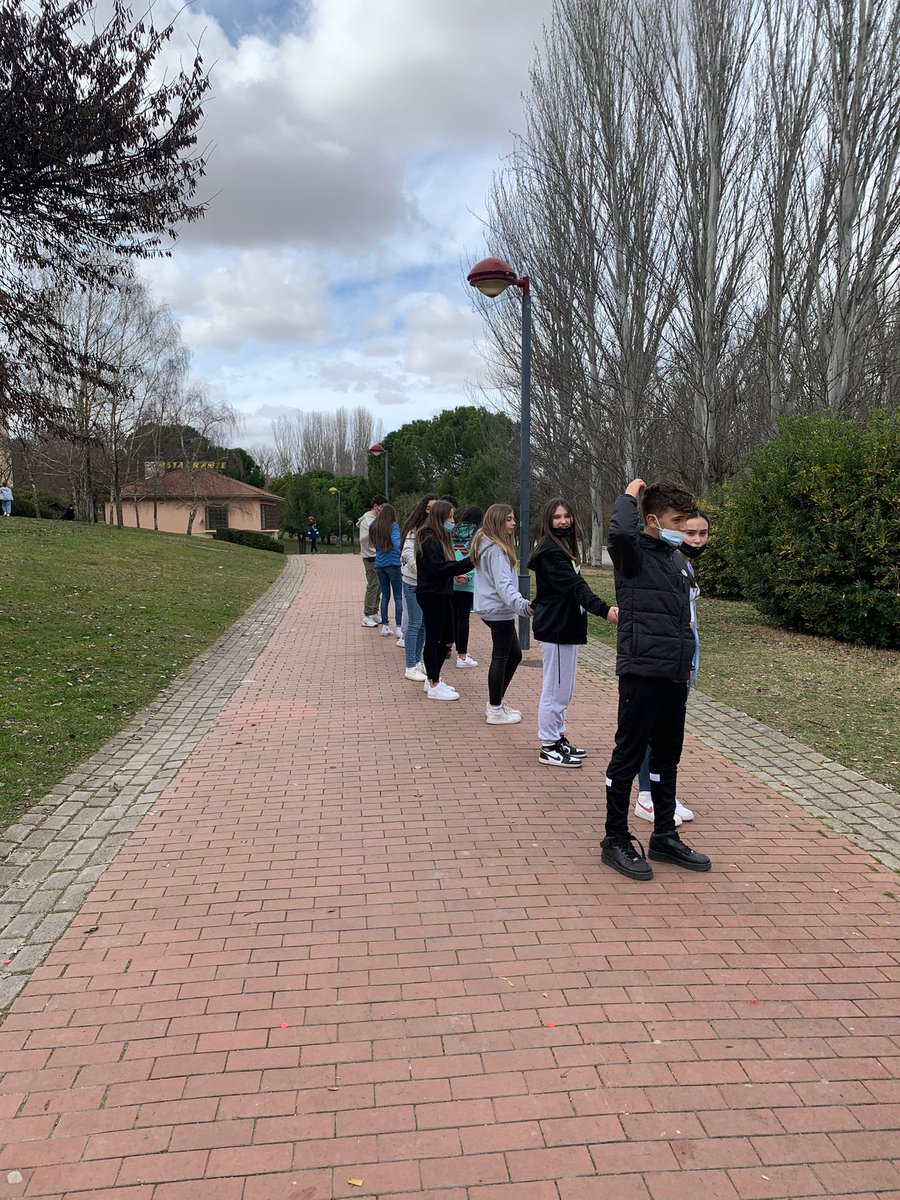 sotilloescolapi's tweet photo. Los de 2.ºESO celebramos el día de #MadrePaula2022 🥳
#SumamosSonrisas en el #parquedelEbro con juegos dinámicos 🏃🏃♀️y algunas más tranquilos 🚶🧎♀️
¡Viva Madre Paula! https://t.co/xnIfA4uwRK