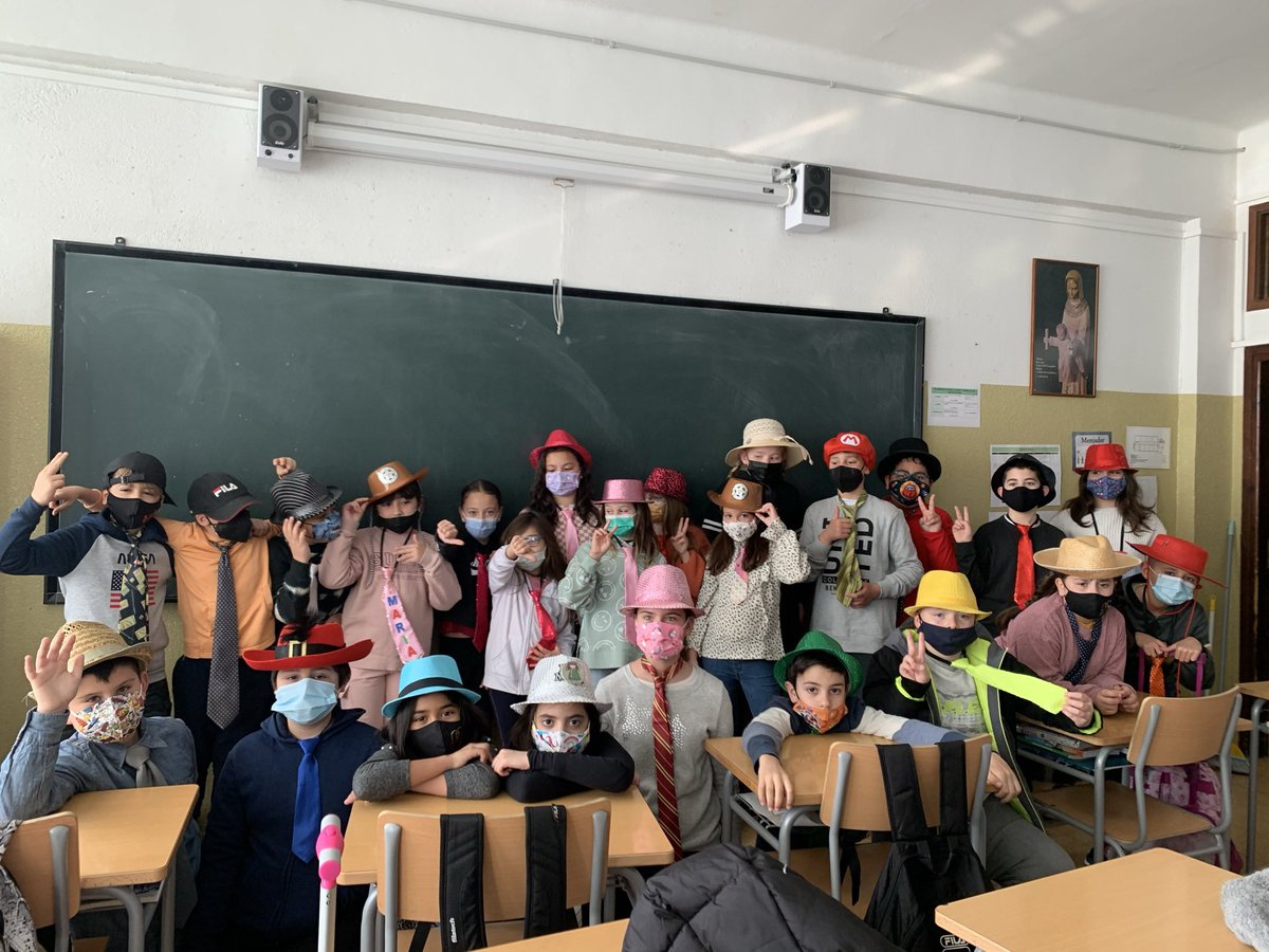 EscolaMariaWard's tweet photo. #4EPA Arribem a meitat de setmana amb corbata i barret!!👒👔 https://t.co/Mda1JAKYWg