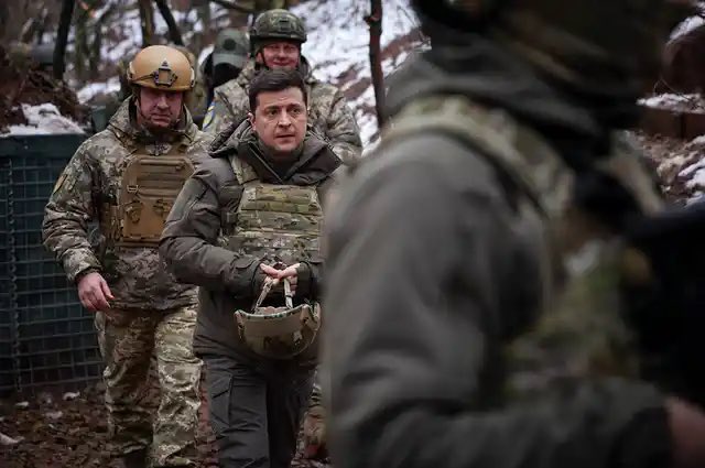 RealSarahIdan's tweet photo. Ukrainian President #Zelensky took off his clothes and put on a military uniform to fight with the army to protect his country. This is a leader I’d gladly serve &amp; die fighting beside him. Reminding us of heroes in History books as he enters it as a true courageous president.❤️ https://t.co/jJwBhcvGeW