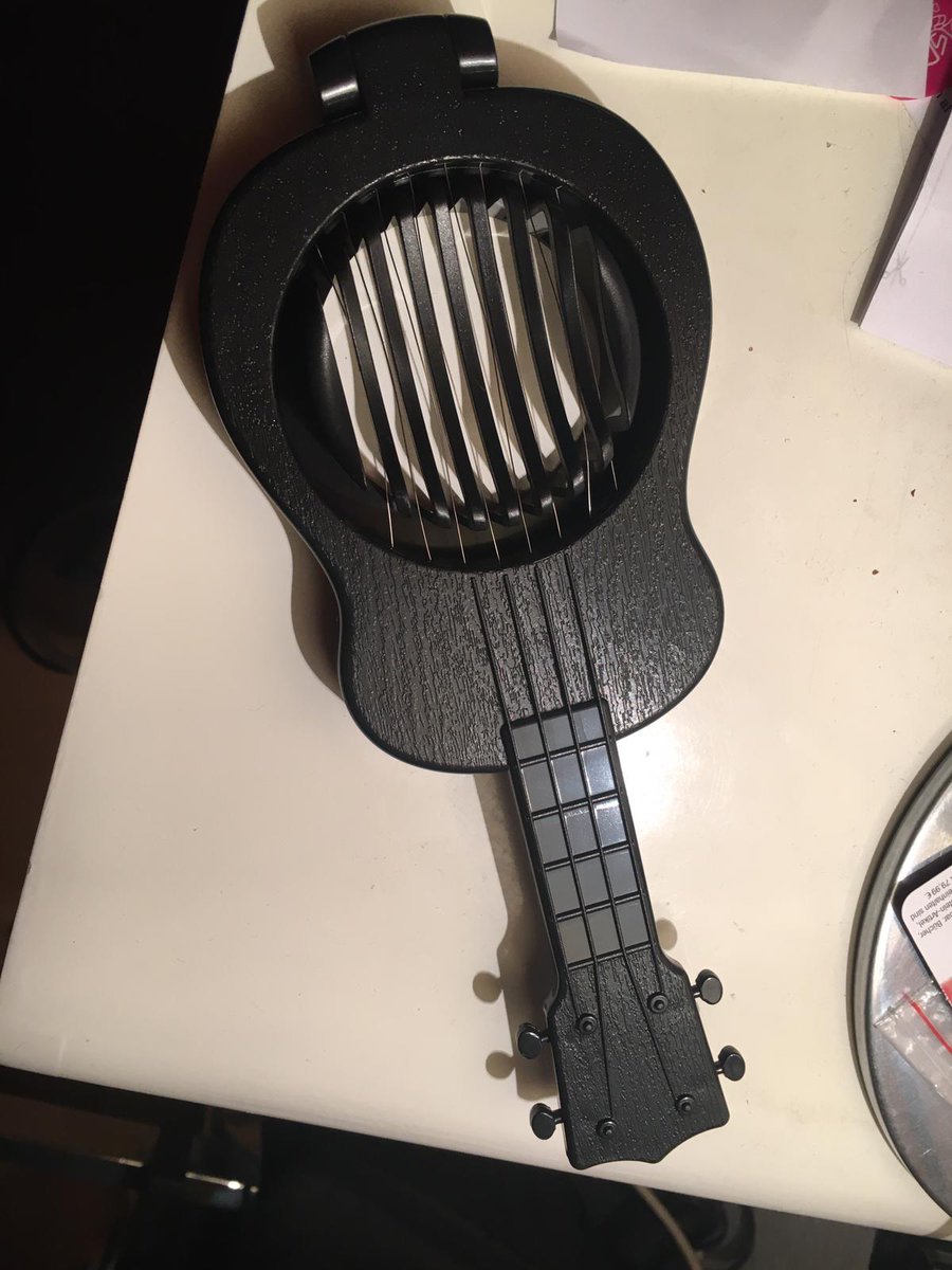 bettymoffett's tweet image. #guitar #eggslicer 🥚😎