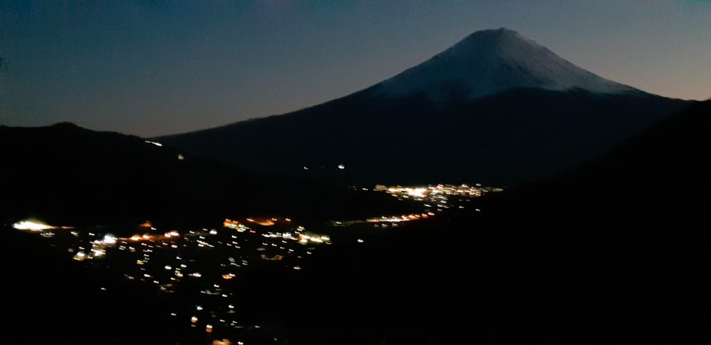 富士山🗻シリーズ✨帰宅時の国道137号御坂みちの富士見橋展望台からの夜の富士山🗻河口湖も見えています～☺️夜の富士山も素敵💕特に満月に照らされた雪を被った夜の富士山🗻はとっても幻想的なの～😘私