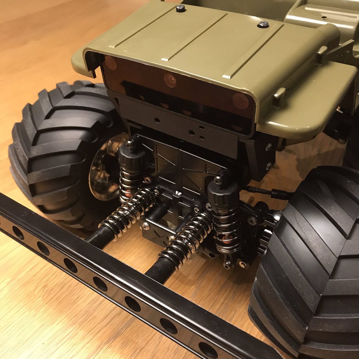 tokuhira's tweet image. ドライバーが乗せない方のボディに対応するステレオカメラのフレームマウント用部品の試作が届いた。寸法間違えて狙ってた位置とは異なるけど、カメラ保護と庇効果を考えるとこの配置もありかも♪ウインチのマウント穴も用意したけど、流石に邪魔になってしまいそうやな #opencv #depthai