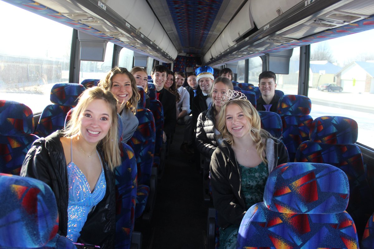 HvilleSchools's tweet photo. Courtwarming Parade of Schools this morning - this is what #WildcatFamily is all about! Check out all the pics on the district FB page. #GDTBAW https://t.co/w10nLIDzHb