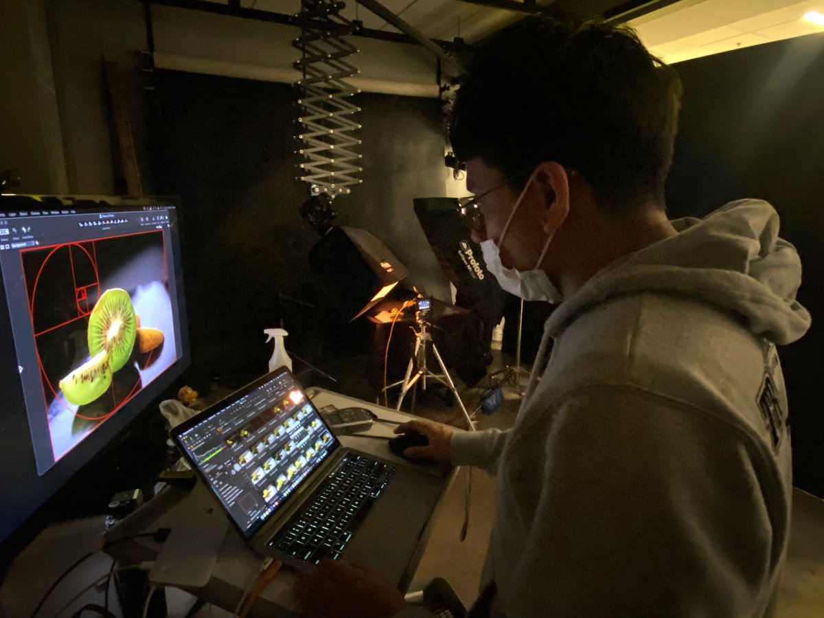 SimonYouthAcad's tweet photo. The Art of Food. 

@SimonYouthAcad @IPSSchools CTE Comm Photo student C. Manuel fine tunes his kiwi food portrait which will be integrated into his Graphic Design poster about good nutrition. 
#studentphotography #food
 
@AleesiaLJohnson @ShateenaLove @DrWarrenMorgan https://t.co/KkGTIZ5ie7