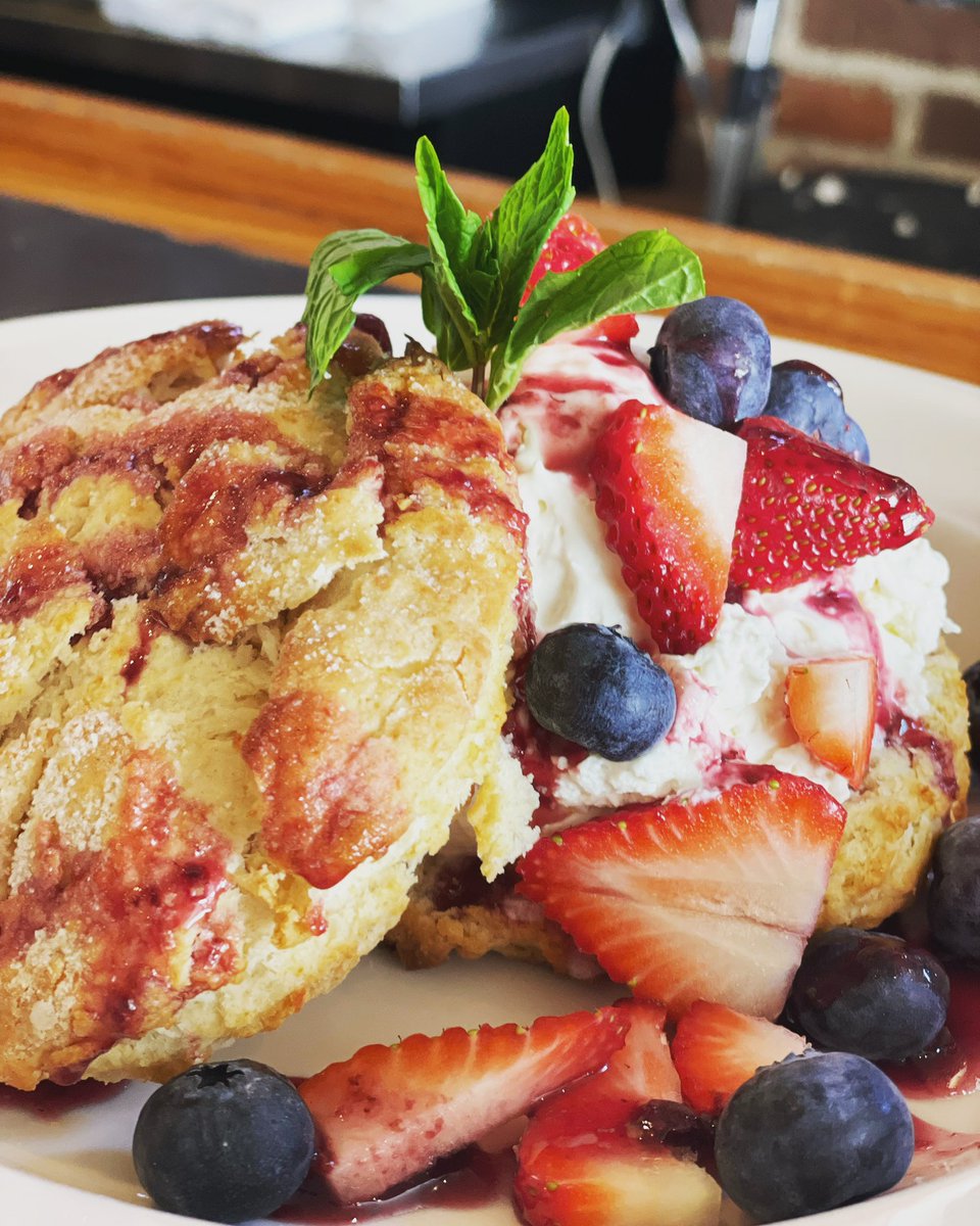 TheLobbyDenver's tweet photo. We all know dessert is the most important meal of the day! Finish of your brunch in style with this “Lil’ Sweet” treat. #brunch #bottomlessmimosas #dessert #denverrestaurants https://t.co/sy7LNGO5TS
