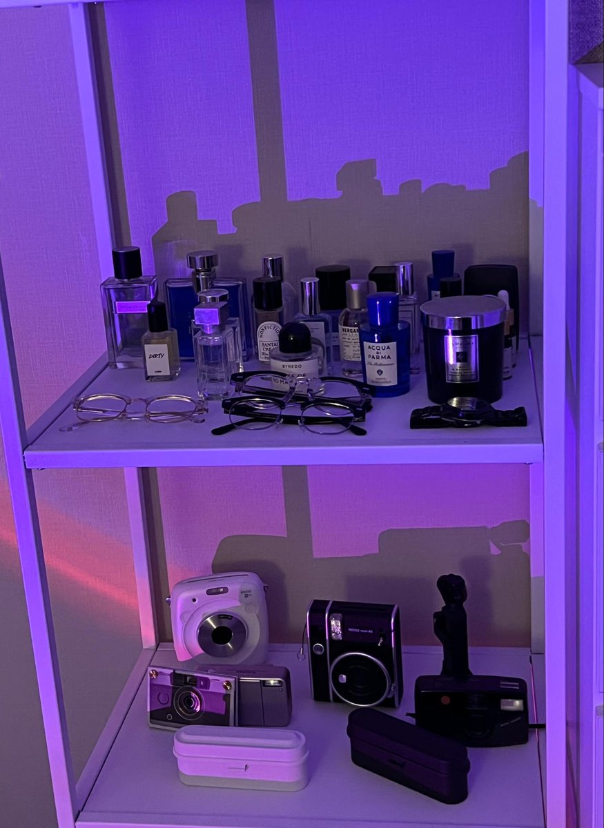 icrvty's tweet photo. como serim decoró su cuarto / como allen lo decoró

AYUDA KWJDKS el cuarto de allen parece el de un bebé 😭 https://t.co/QJqkdVrQX9