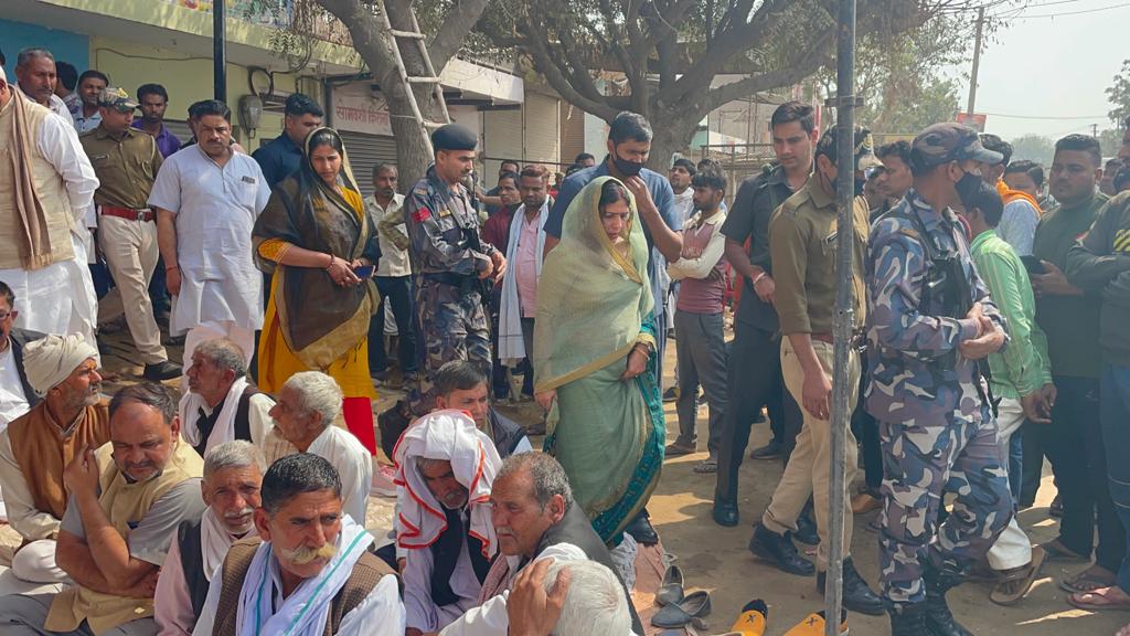 RanjeetaKoliMP's tweet photo. भरतपुर के कामां में एक दुकानदार के परिवार पर उपद्रवियों द्वारा किए गए पथराव के खिलाफ आज क्षेत्र वासियों के साथ धरना दिया और पुलिस द्वारा की गई एक तरफा कार्यवाही का विरोध किया।

#Bharatpur https://t.co/CyTnZA86bU