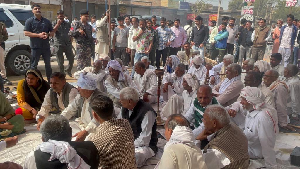 RanjeetaKoliMP's tweet photo. भरतपुर के कामां में एक दुकानदार के परिवार पर उपद्रवियों द्वारा किए गए पथराव के खिलाफ आज क्षेत्र वासियों के साथ धरना दिया और पुलिस द्वारा की गई एक तरफा कार्यवाही का विरोध किया।

#Bharatpur https://t.co/CyTnZA86bU