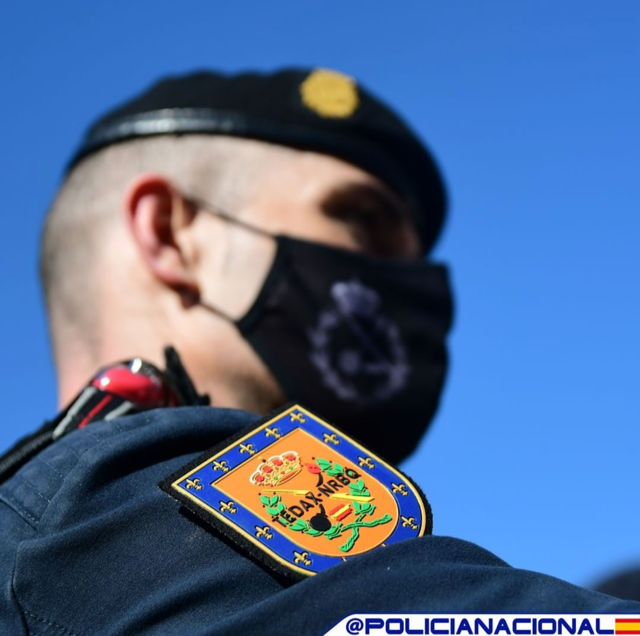 policia's tweet photo. Una de las funciones de nuestros 
 agentes TEDAX-NRBQ es intervenir y actuar ante la presencia y detección de supuestos artefactos explosivos e incendiarios 

#BuenosDías
#FelizDomingo https://t.co/2JhNPaat32