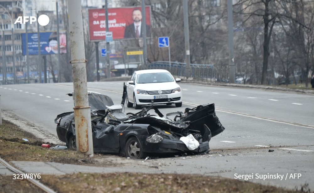 AFP's tweet photo. #UPDATE Ukrainian forces fought off Russian troops in the capital #Kyiv on Friday on the second day of a conflict that has claimed dozens of lives, as Russian President Vladimir Putin called on the Ukrainian army to remove the country's leadership https://t.co/NZKavtzt4A https://t.co/q0xiV0uDkN