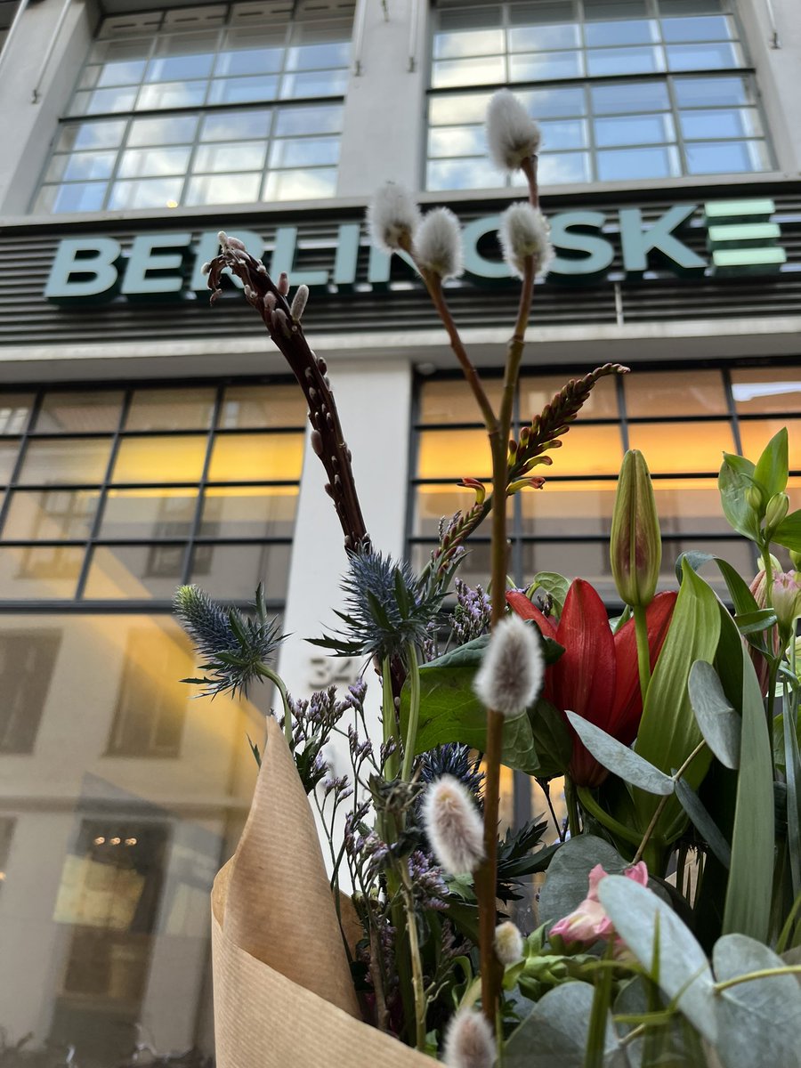 MathildeGravers's tweet image. Farvel til huset i Pilestræde efter syv år 👋 Nu tager jeg ud på de syv have. Det har været så lærerigt og en kæmpe fornøjelse!! 🙌 Jeg er spændt på, hvad fremtiden bringer, når jeg er på land igen..