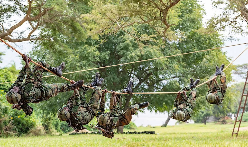 SamuelBaker_B's tweet photo. Abasirikare bashya binjijwe mu Ngabo z’u Rwanda (RDF), nyuma yo gusoza amasomo y’ibanze abemerera kwinjira mu mwuga, mu Kigo cy’amasomo y’ibanze ya Gisirikare cya Nasho. Aya masomo yasojwe kuri uyu wa 25 Gashyantare 2022, yari amaze amezi 11.

1/2 https://t.co/yLeVr8bxh3