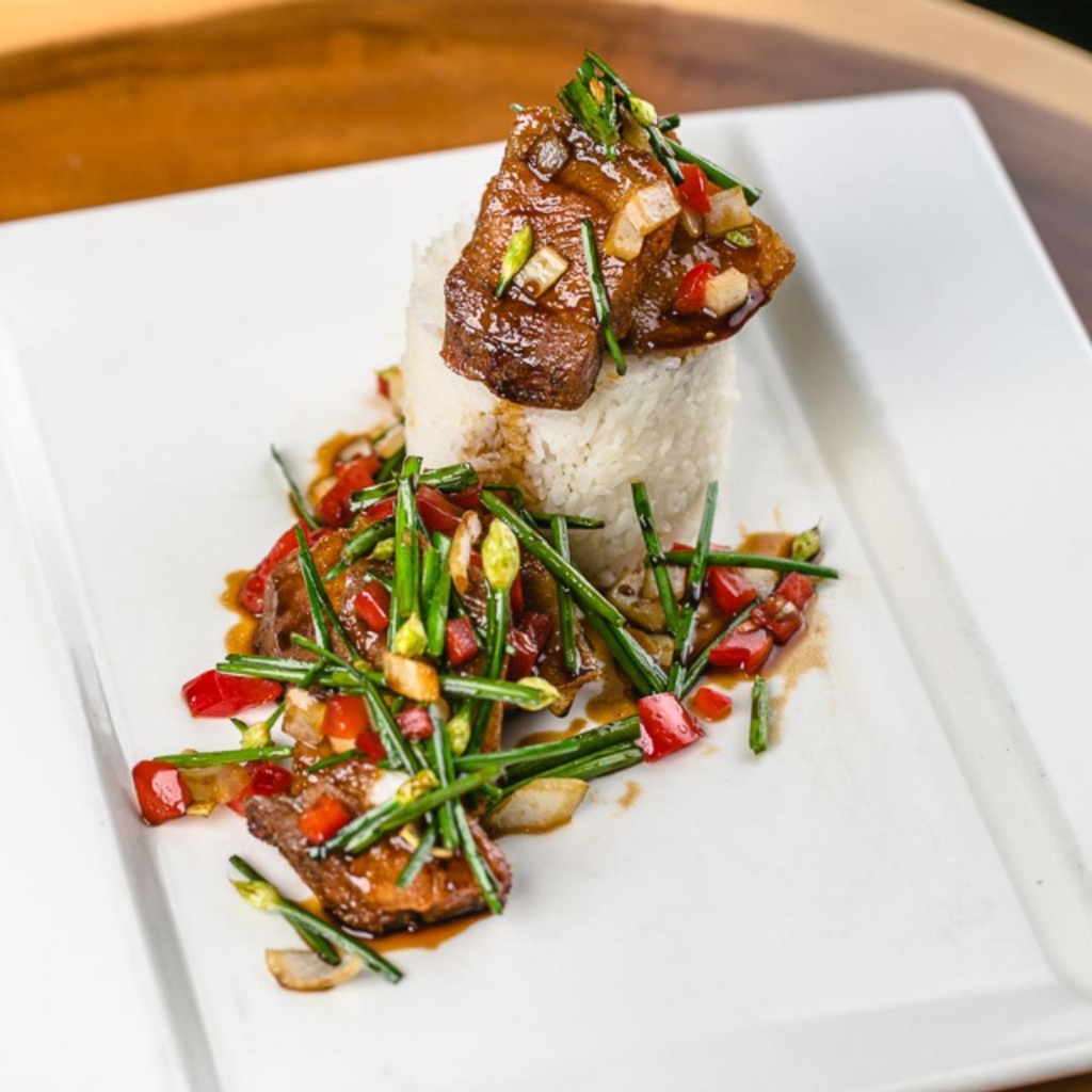 chaiyoatl's tweet photo. Crispy pork belly, Thai basil, bell pepper, garlic, onion, chive blossom, Thai chili, jasmine rice. https://t.co/Mgs9yGT81r https://t.co/S1oPrzpe5M