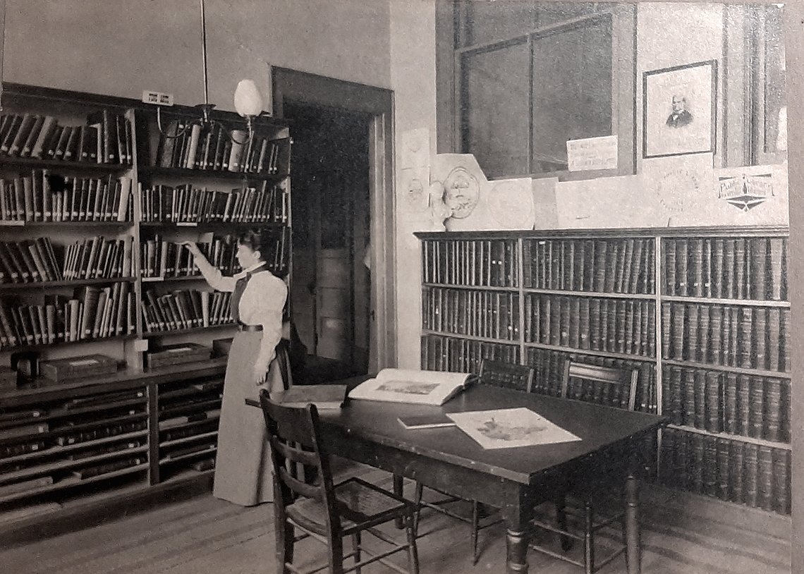 #Evanston Free Public Library (as it used to be called), 1898. The library was housed on the 2nd floor of the old City Hall building (at Davis St &amp; Sherman Ave). In 1908, the library moved into a new building on Church &amp; Orrington Ave. #library #evanstonillinois <a href="/evanstonpl/">Evanston Public Lib.</a>