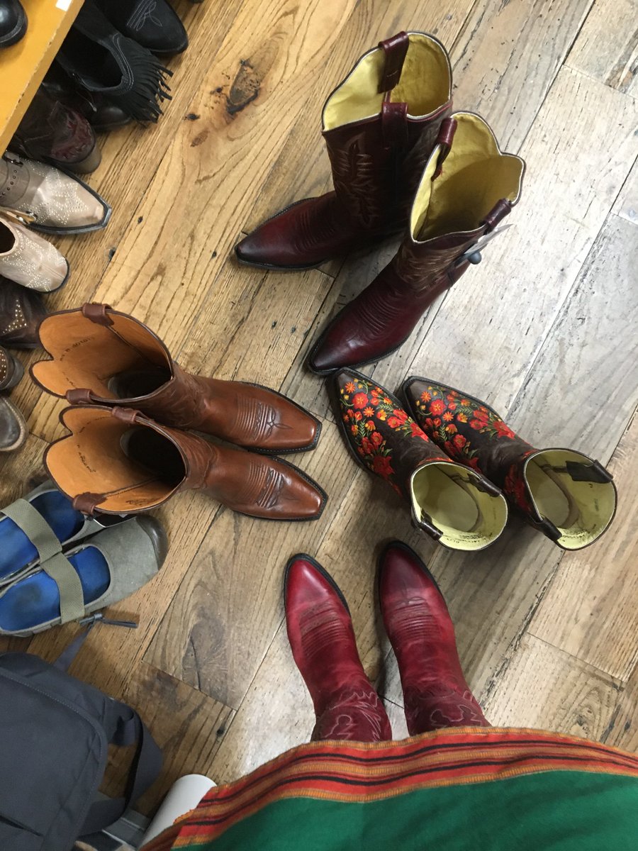 maryakem's tweet photo. 👊🇺🇦 #redboot vibes. #remainUkraine #ImperialistsOUT #democracy https://t.co/UogECoGC7f