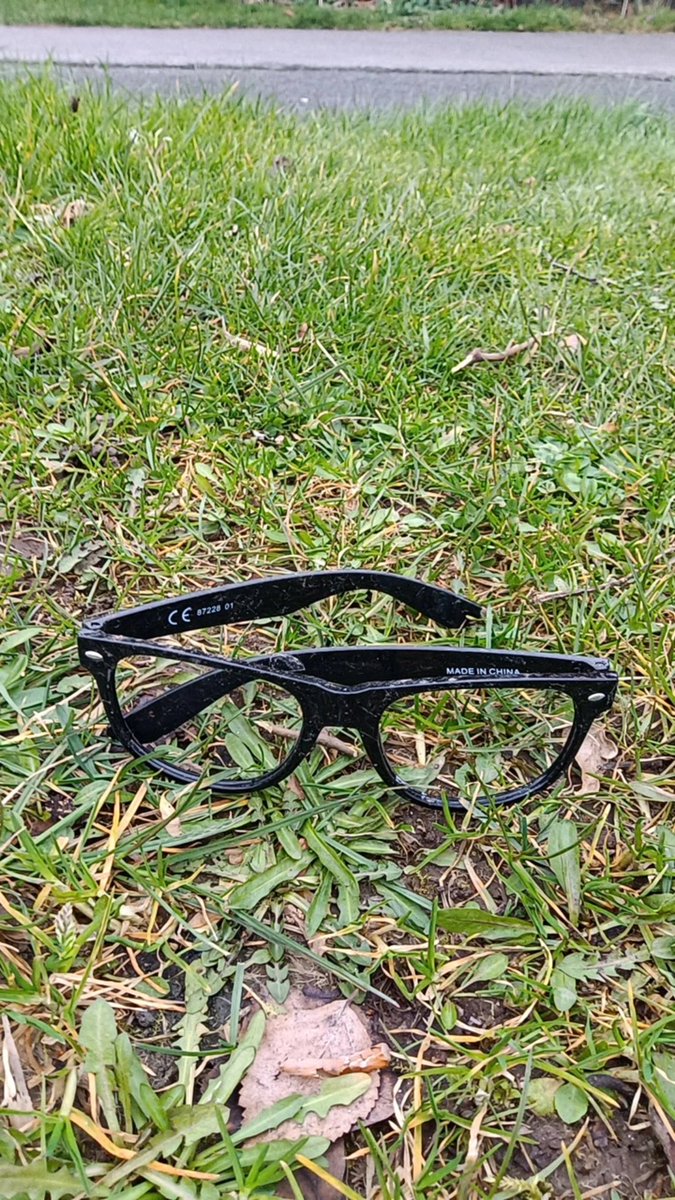 nury_ms's tweet photo. - Hola. ¿Me da unas gafas de cerca? https://t.co/zTDjg7YHYK