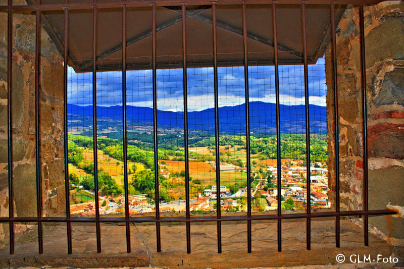 TimeTraveler911's tweet photo. For this week’s #Top4Theme #Top4Straight with @Giselleinmotion @Touchse @CharlesMcCool & @perthtravelers some straight bars with a view.
1+2 view from Castello di Poppi @regionetoscana
3+4 view from the Castello Scaligero @visitmalcesine onto @lagodigarda_com
@BuonconteScarl https://t.co/6P7uTxHGs9