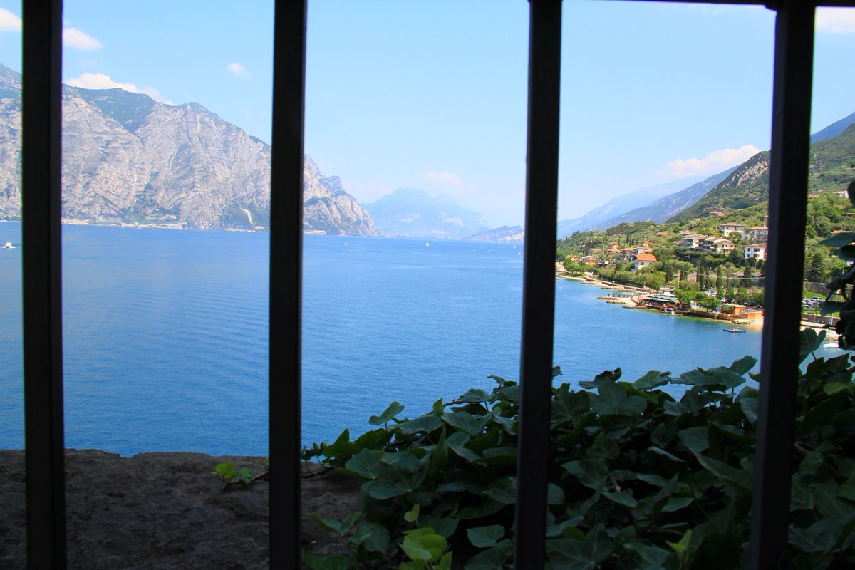 TimeTraveler911's tweet photo. For this week’s #Top4Theme #Top4Straight with @Giselleinmotion @Touchse @CharlesMcCool & @perthtravelers some straight bars with a view.
1+2 view from Castello di Poppi @regionetoscana
3+4 view from the Castello Scaligero @visitmalcesine onto @lagodigarda_com
@BuonconteScarl https://t.co/6P7uTxHGs9