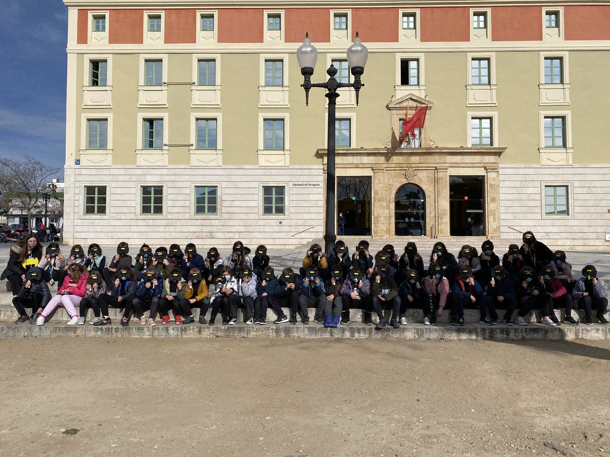LestonnacTgn's tweet photo. 3r - Avui els nens i nenes de tercer hem sortit al carrer a lluir les nostres màscares de guix! Sabeu de què anem?🦇 #lestonnactgn #primaria #lestonnacambtu #carnaval #bathman https://t.co/rTA8h1HEXw