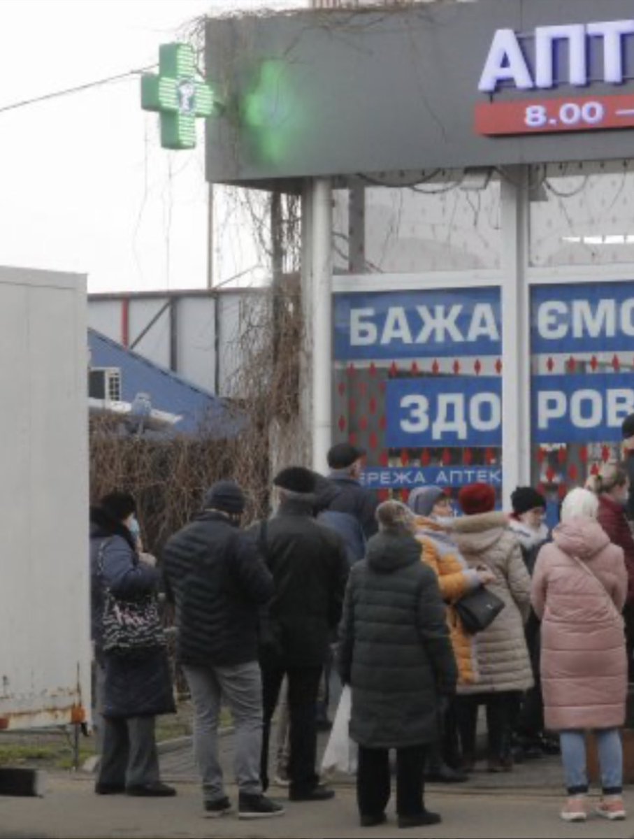 rafaelborras's tweet photo. Segundo día de guerra #Ucrania 
Farmacia al lado de uno de los refugios de Kiev, la gente hace colas para entrar en el refugio y mientras: la farmacia atendiendo a la población y la cruz sigue encendía. 
👉 En los momentos más difíciles, la cruz verde no se apaga 🇺�� https://t.co/G03U3uJf7M