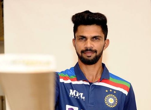 TICKTALKNEWS's tweet photo. #SPORTSUPDATE

RUTURAJ GAIKWAD 🦁 RULED OUT OF THE T20I SERIES 😮 AGAINST SRI LANKA 🇱🇰 , MAYANK AGARWAL 💥 REPLACES HIM IN THE SQUAD 🎉. (Reported by Cricbuzz).

@BCCI  @OfficialSLC 

#RuturajGaikwad  #MayankAgarwal 
#BCCI https://t.co/r5UggBhCUz